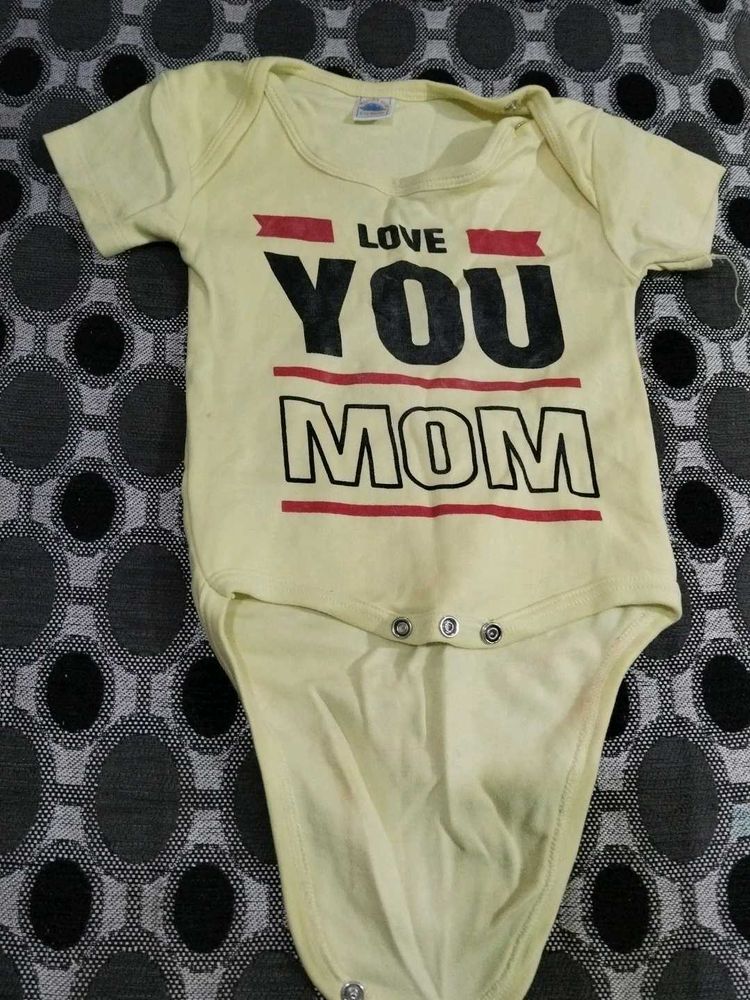 Cute &#39;Love You Mom&#39; Baby Onesie