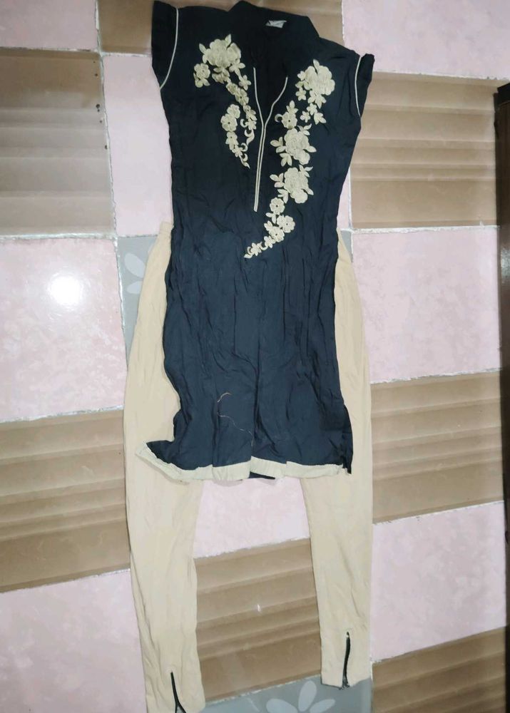 Set Floral Embroidered Kurta