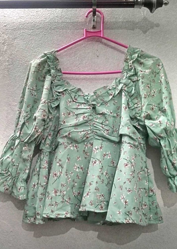 Floral Ruffle Top💫💋💥