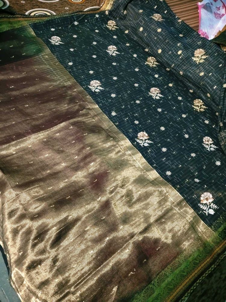 💥Elegant Floral Embroidered Saree🤎