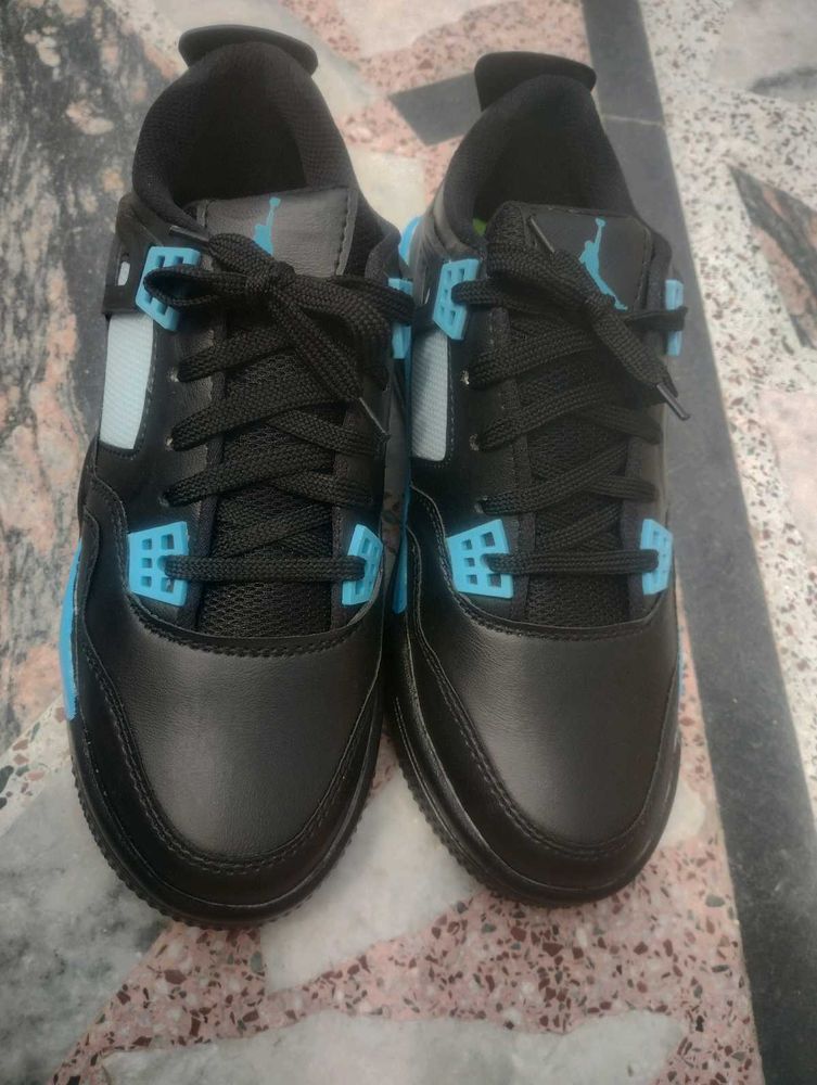 Air Jordan 4 Silhouette Size 9 UK 🖤