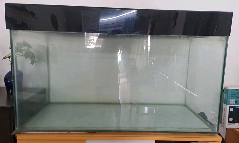 Glass Aquarium With Black Lid