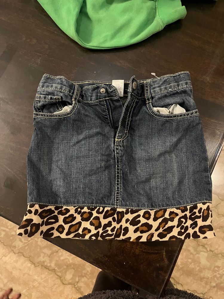 Denim skirt with leopard print