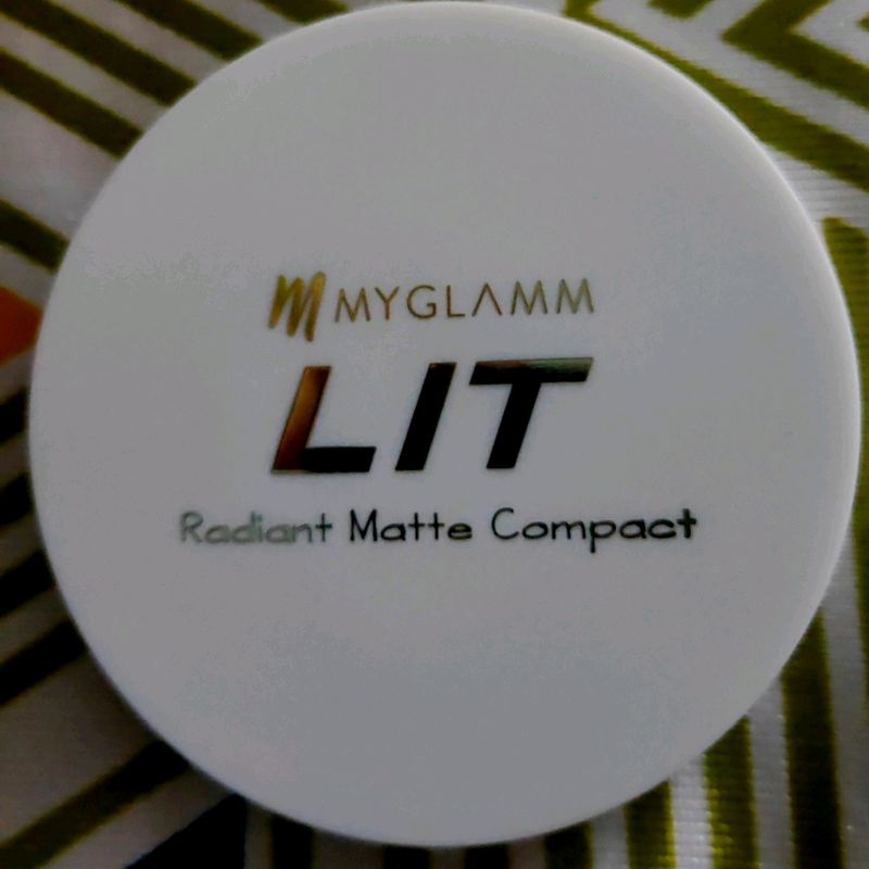 MyGlamm lit Radiant Matte Compact