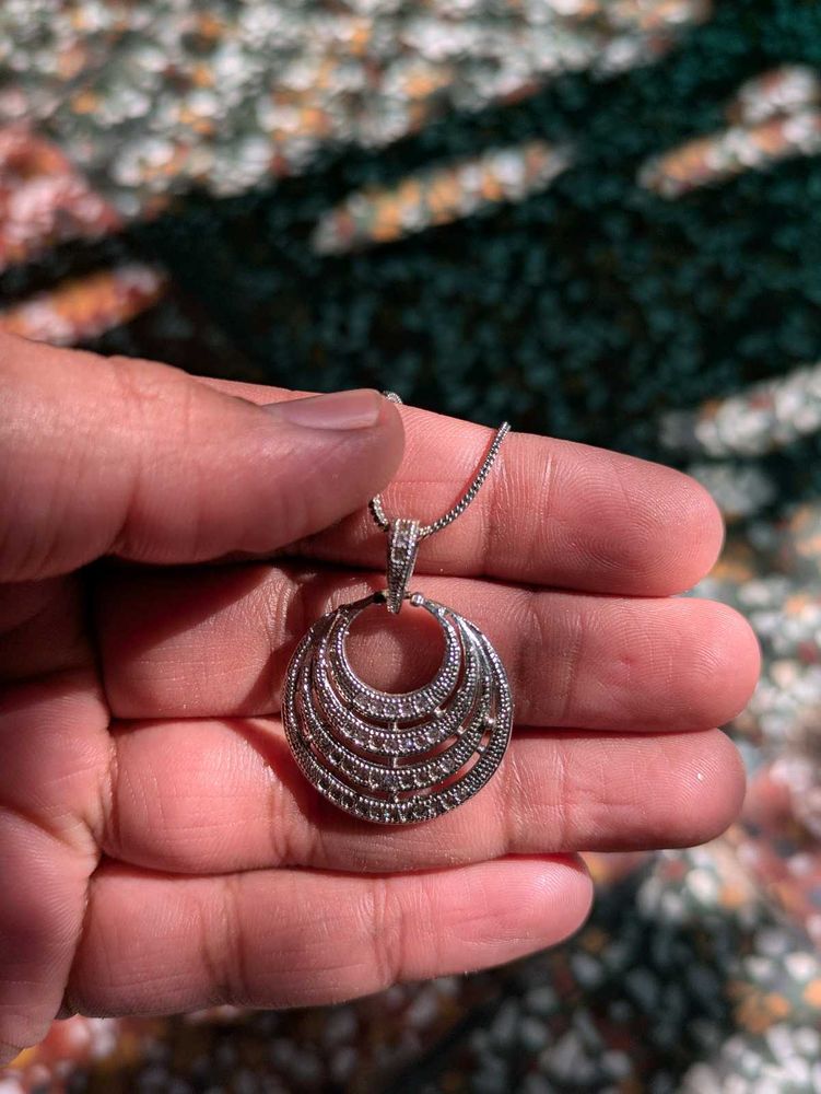 Elegant Silver-tone Pendant Necklace