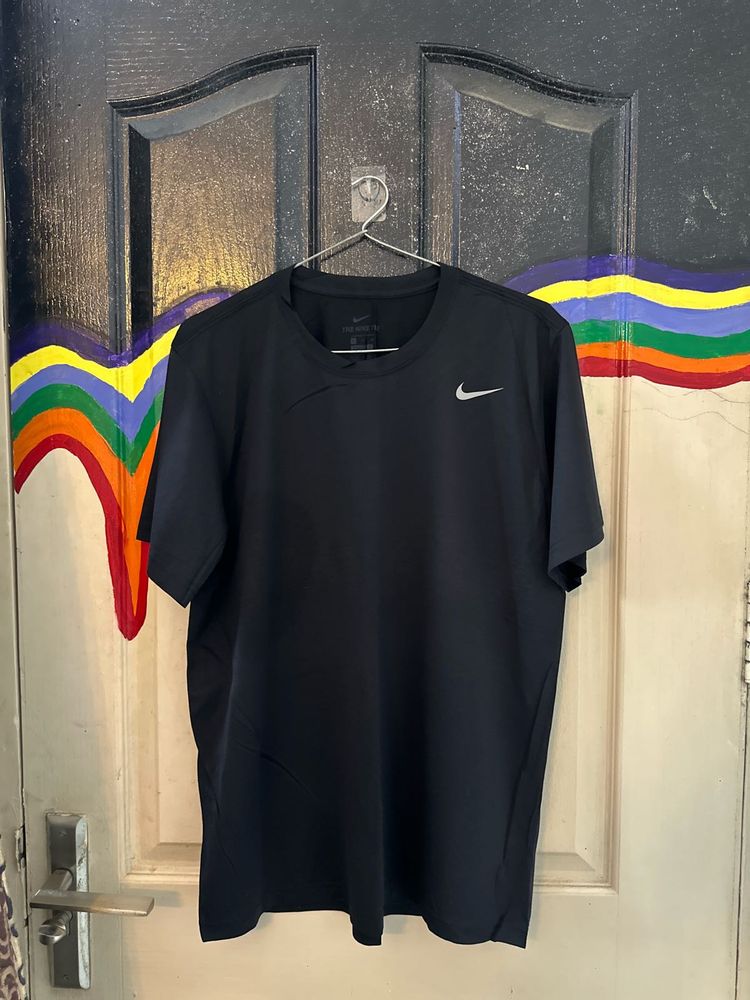 Nike Black T-Shirt – Timeless Essential