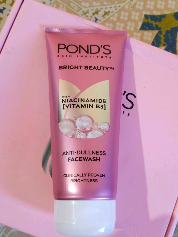 Pond&#39;s Bright Beauty Facewash