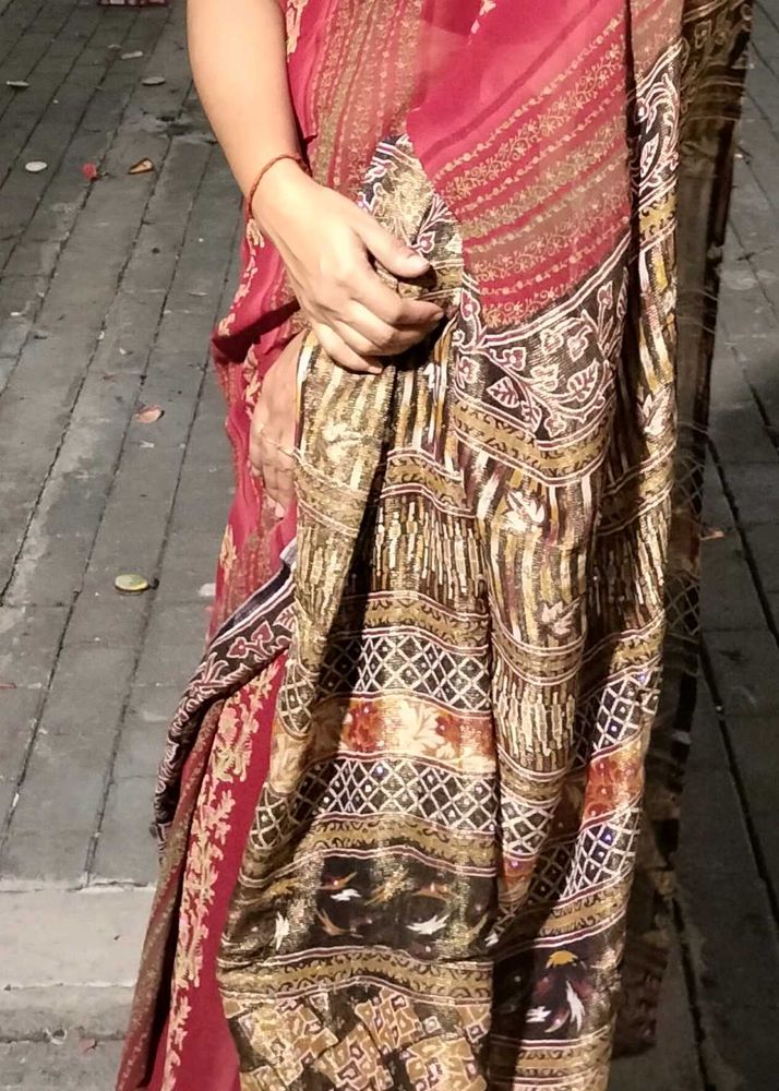 Maroon Saree With Beautiful Black And Golden Pallu