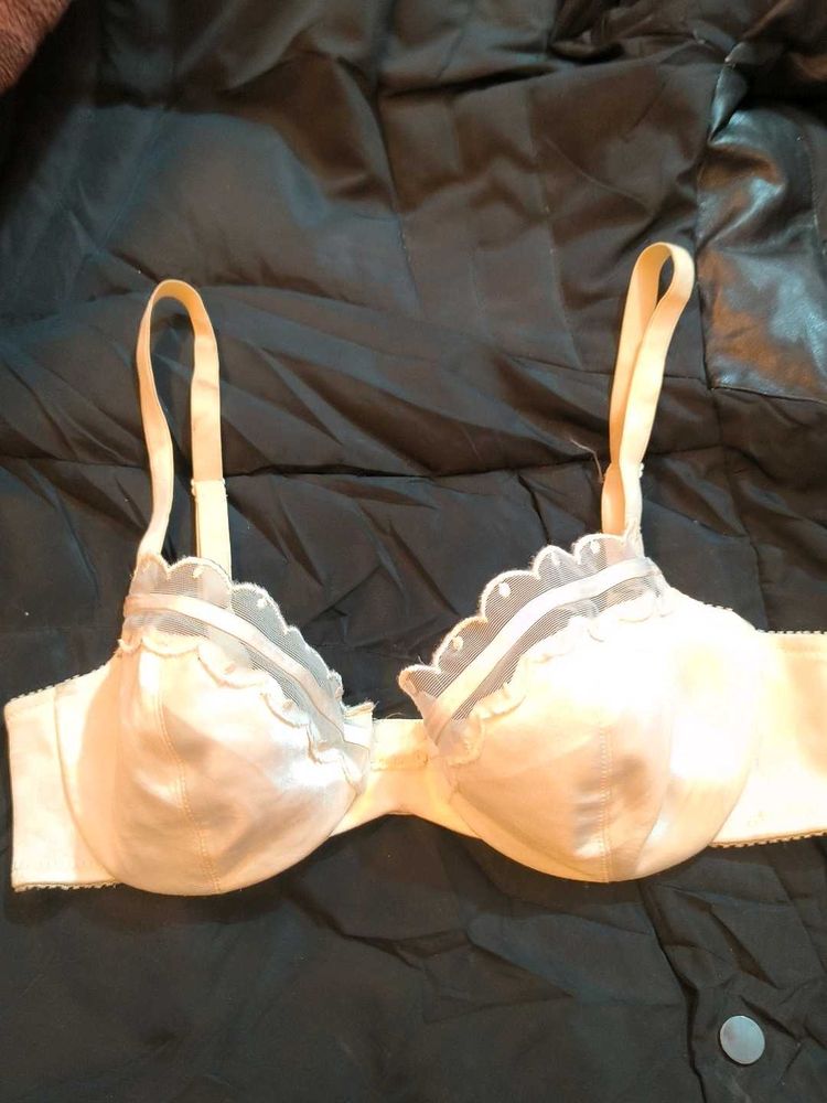 Elegant Bra with Delicate Lace Trim