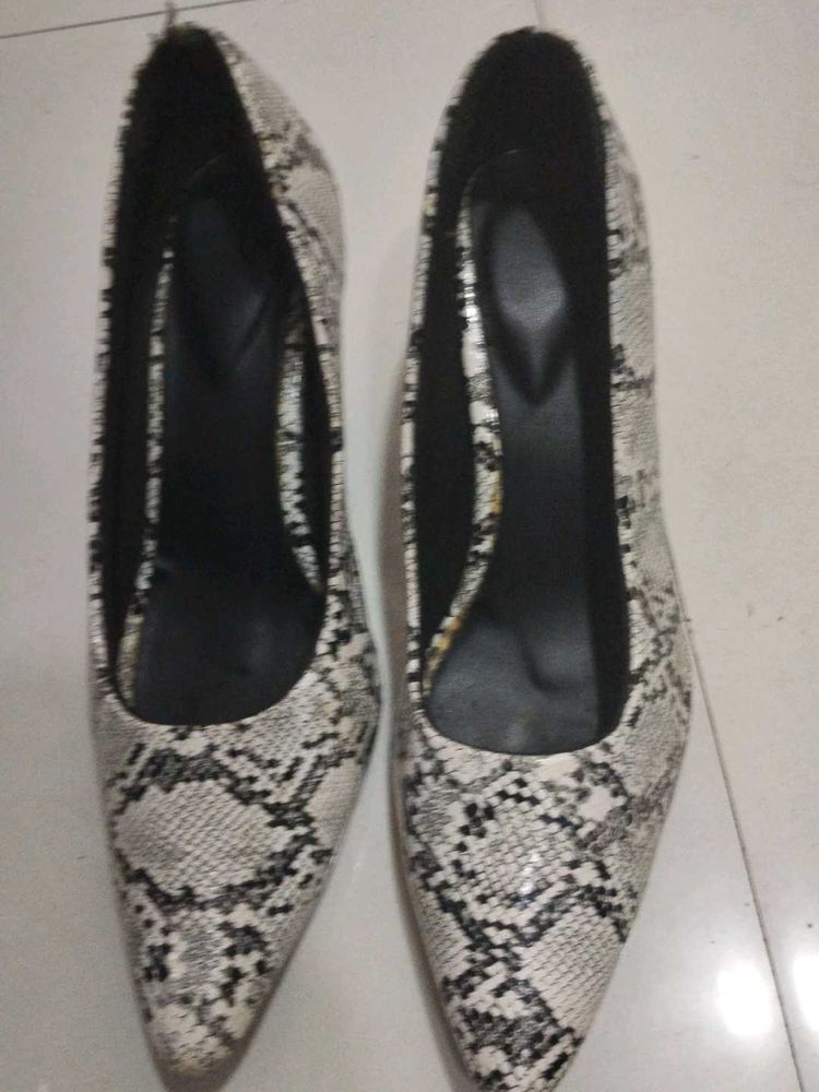 Pointed Heels Shoe