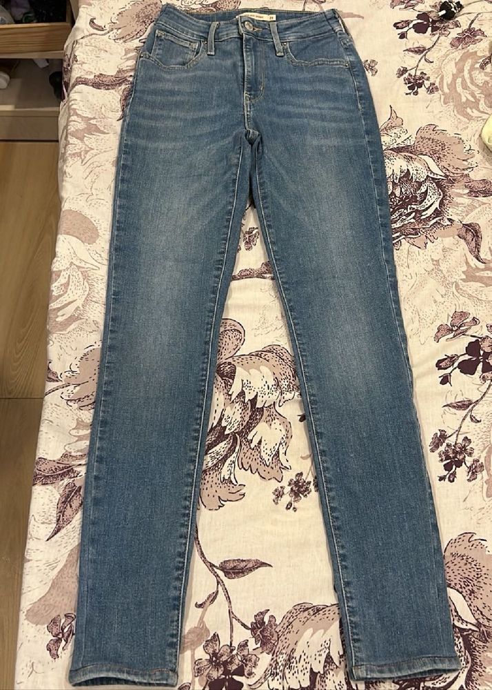 Levis High Rise Skinny Jeans(25)