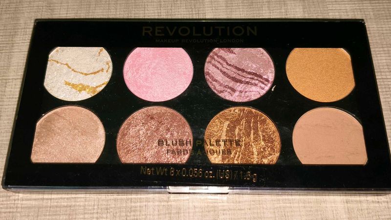 REVOLUTION Blush Palette