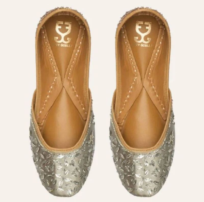 Silver Embellished Juttis