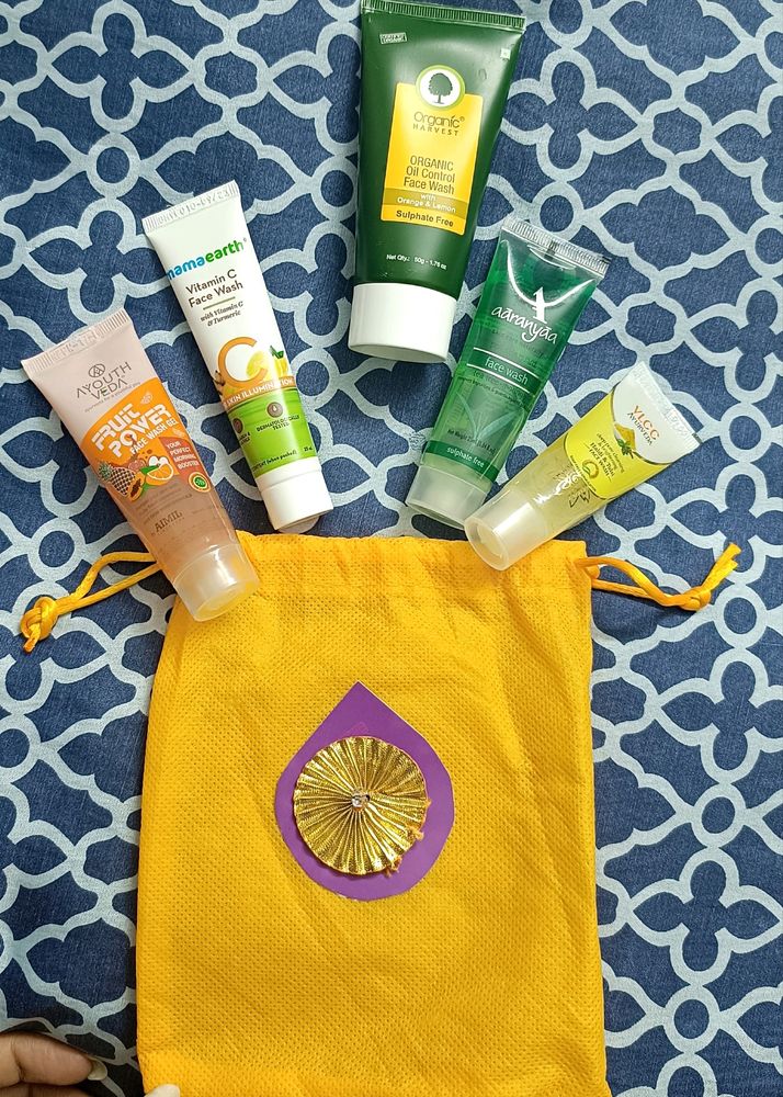 Gift Set Of 5 facewash In A Pouch Bag - Mamaearth, VLCC, Organic Harvest, Ayouthveda And Aaranyaa Face Wash Packs For Birthday Anniversary Or Any Special Occassion Gifting For Both Men And Women