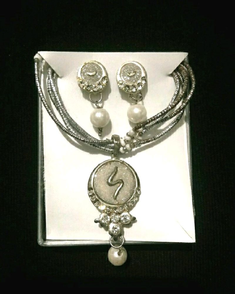 White Lace Necklace With Earrings