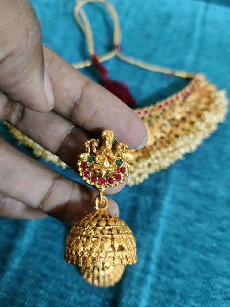 choker with earrings