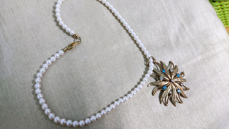 pulse necklace flower design