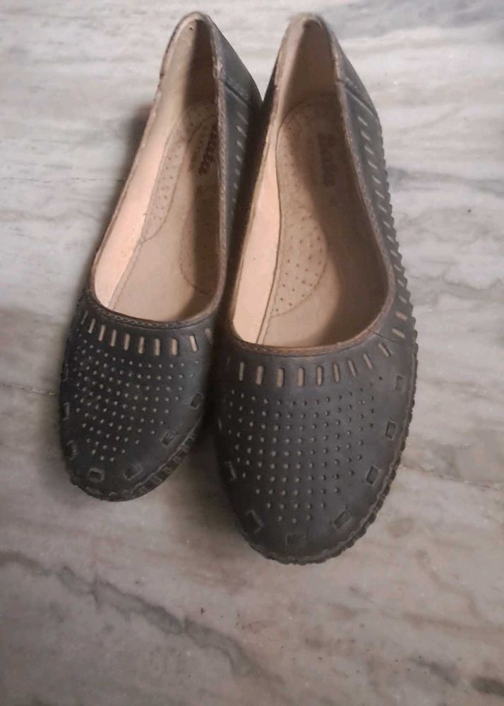 1st Hand Bata Black Slip - On Flats  Size 5