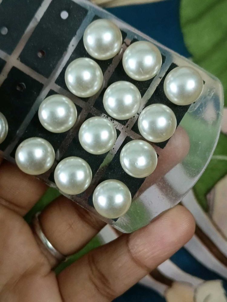 6 Pairs Of Pearls Earrings