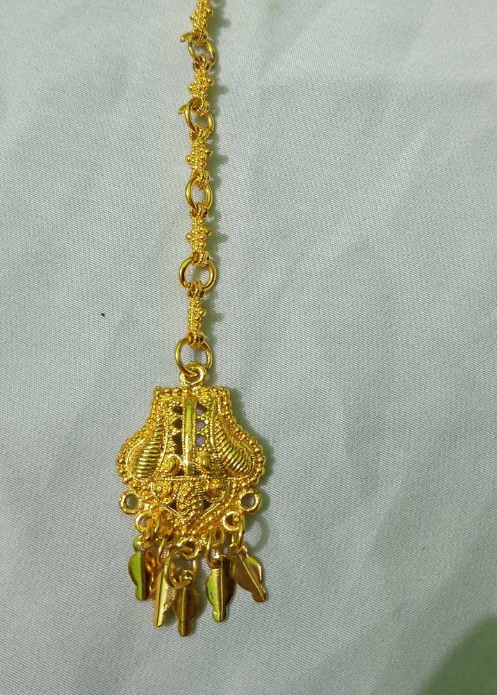 gold maangtika tiki hair pin