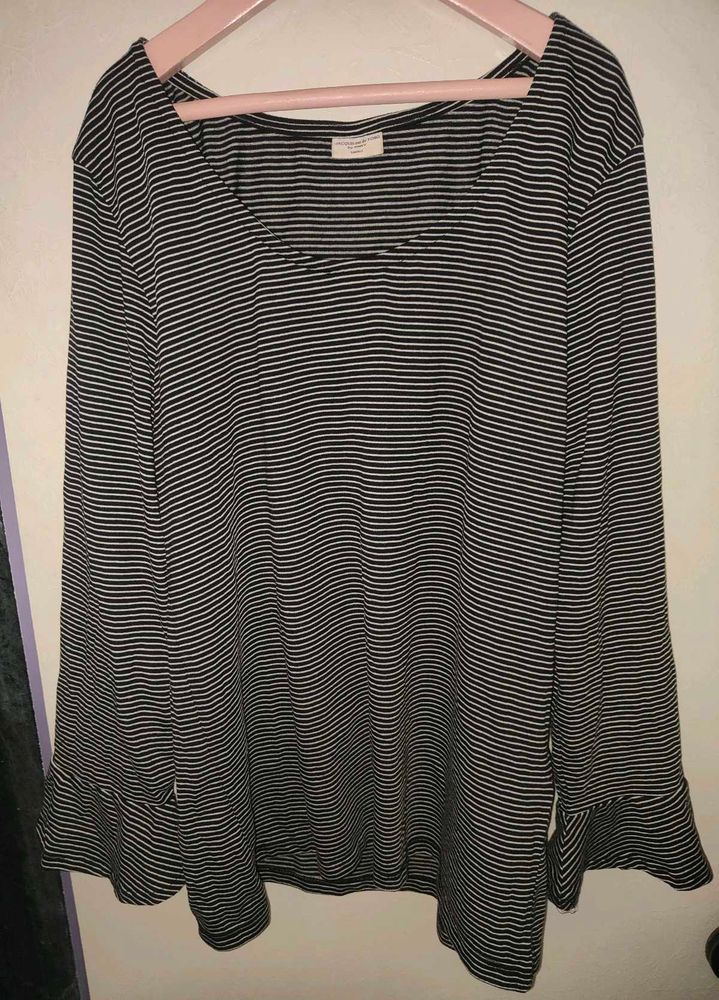 BLACK AND WHITE TOP FROM ONLY
