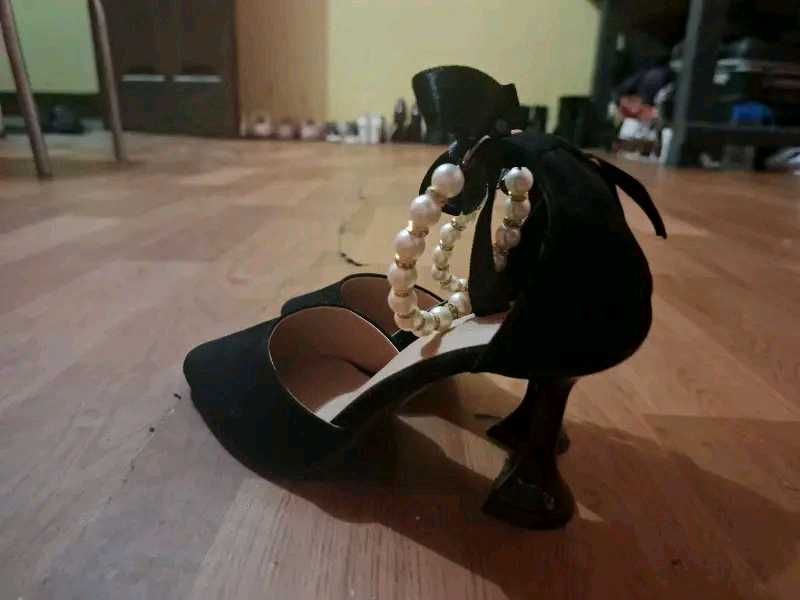 Black High Heel ⬛👠