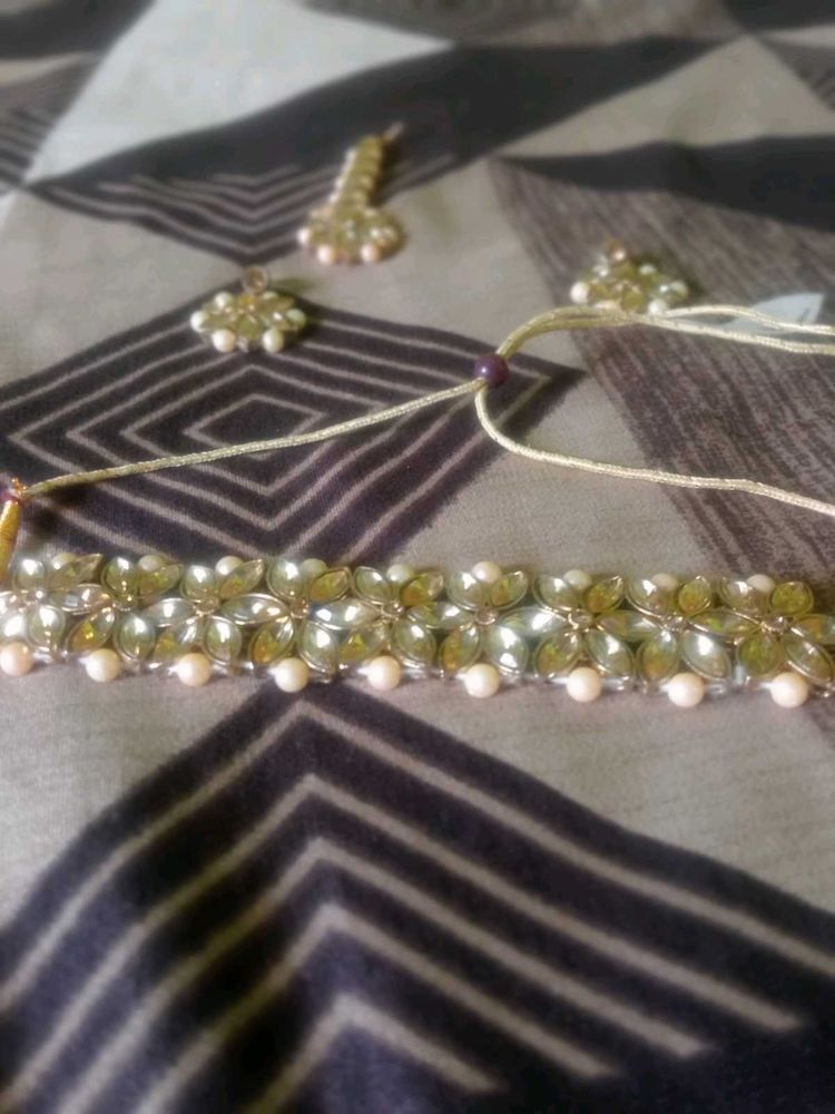 eautiful Golden Choker With Earings And Mnagtika?