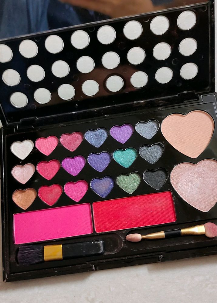 Hillary Huda Eyeshadow Palette With Blusher And Highlighter