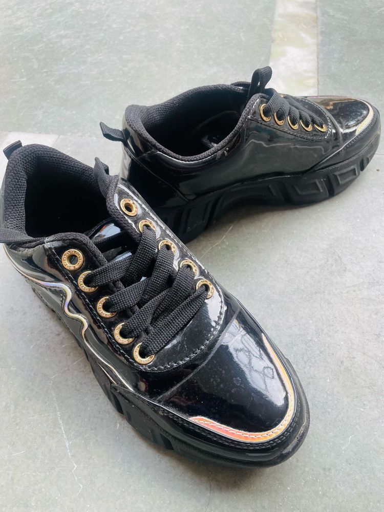 Lightly Worn Casual Sneakers – Like New!