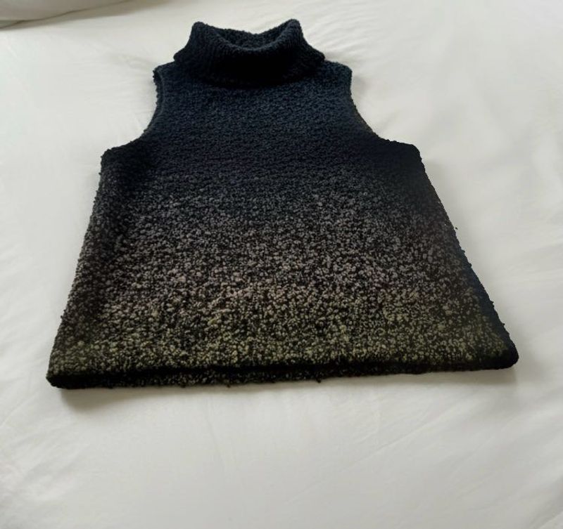 A sleeveless   knit top /high-neck sweater size XS