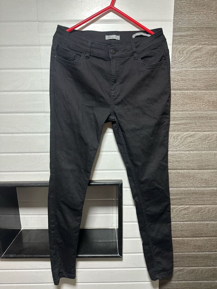 Max UAE Skinny Medium Rise Black Jeans