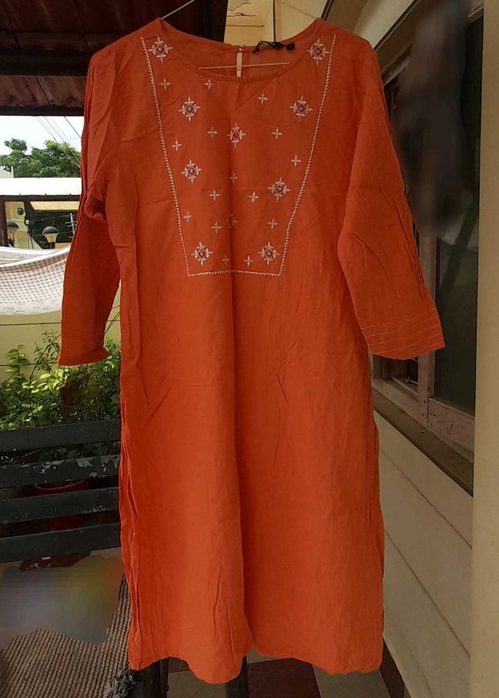 🔶️Orange &amp; White 🤍 Embroidered Kurti