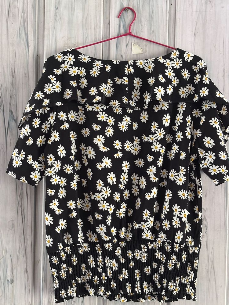 Daisy Print Top With Net Sleeves