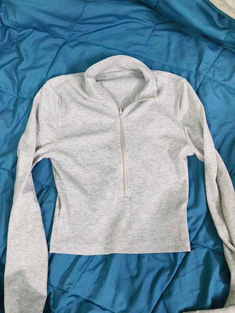 Sporty Grey Fitted Full-Sleeve Crop Top