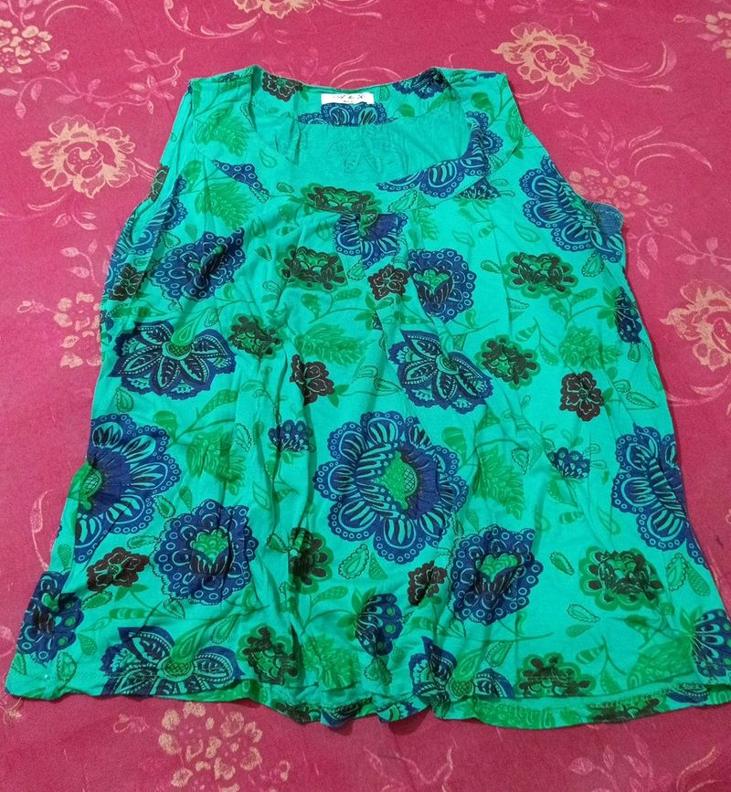 Woman&#39;s Cutsleeves Top