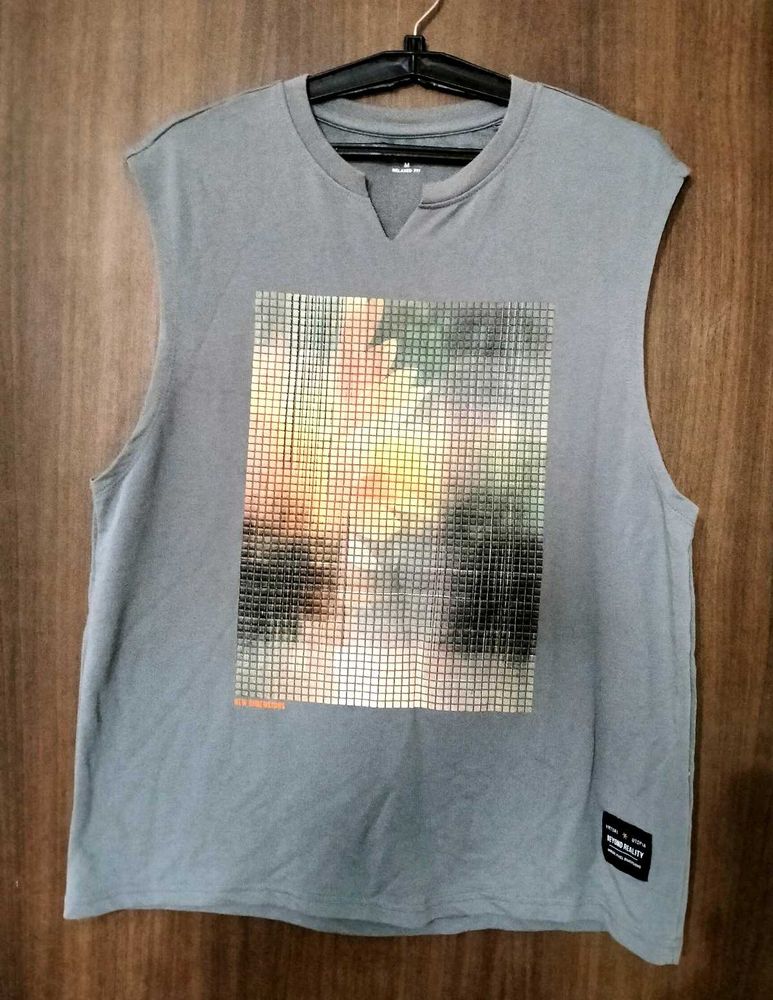 Gym &#39;Blurred Reality&#39; Tank