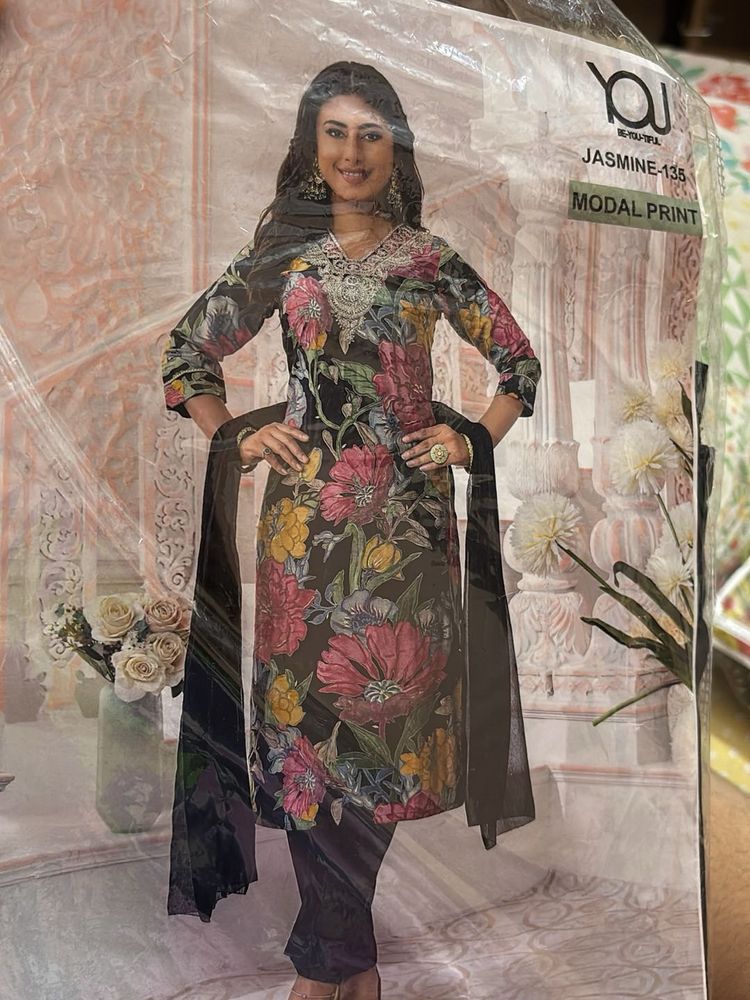 Women Black Kurta Set With Neck Work