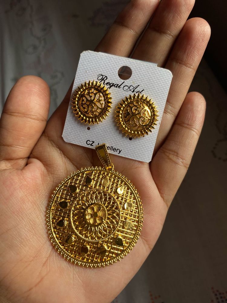Gold Platted Pendant With Earrings Set