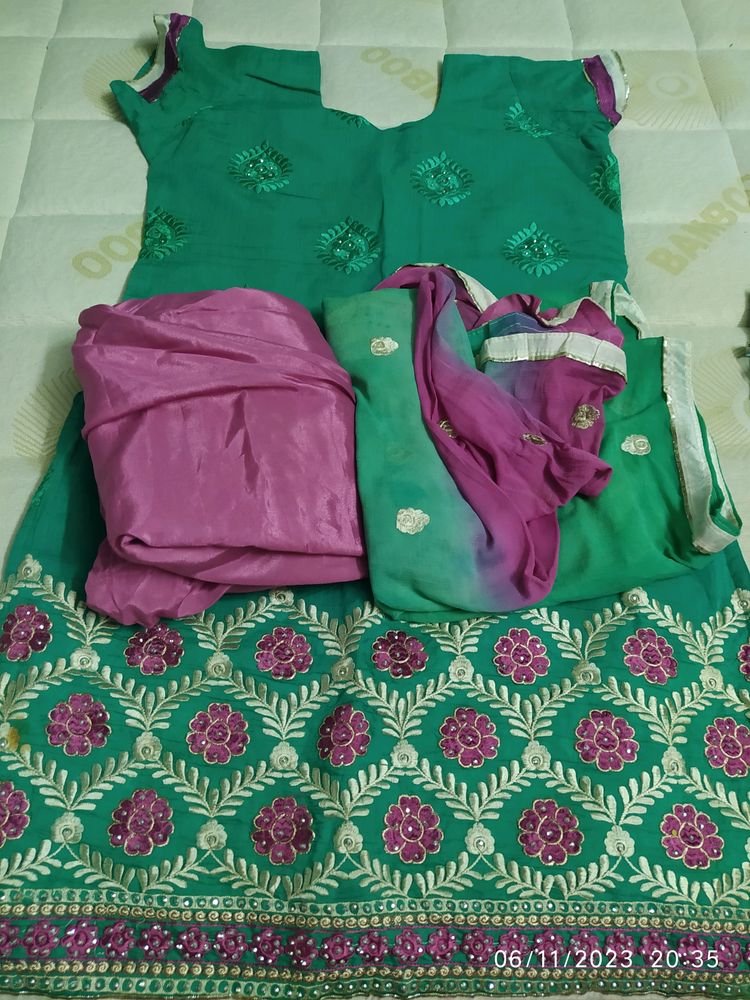 Green &amp; Pink Embroidered Salwar Kameez Suit