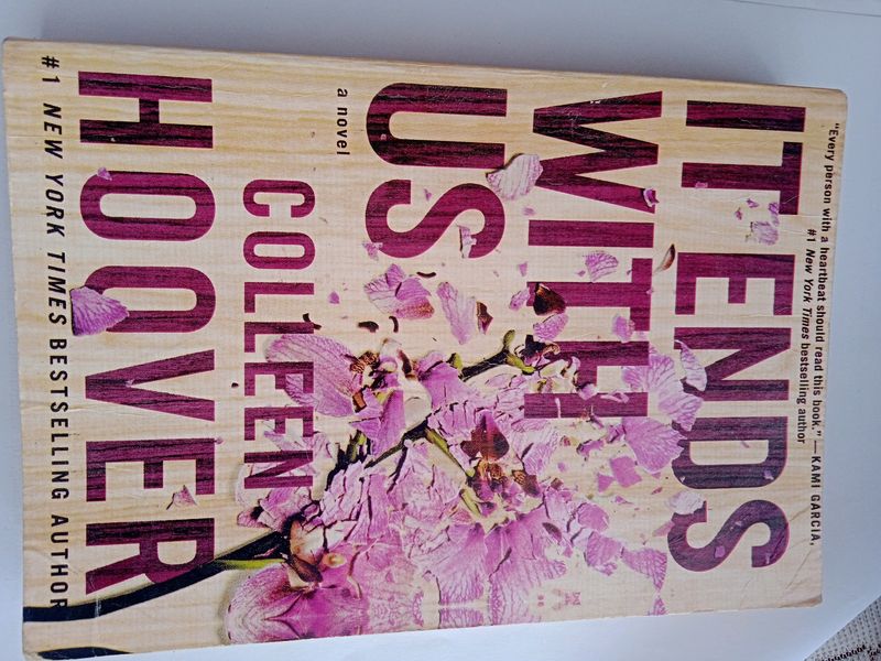 COLLEN HOOVER&#39;S BOOK: IT ENDS WITH US