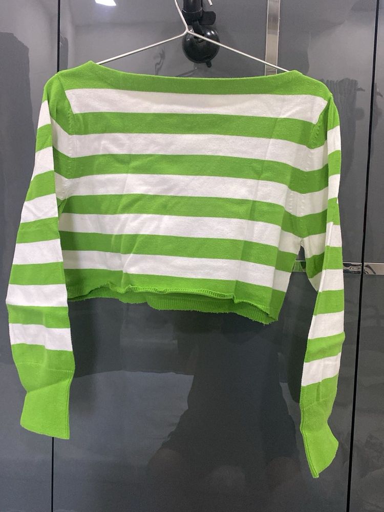 croped sweat shirt ( size M)