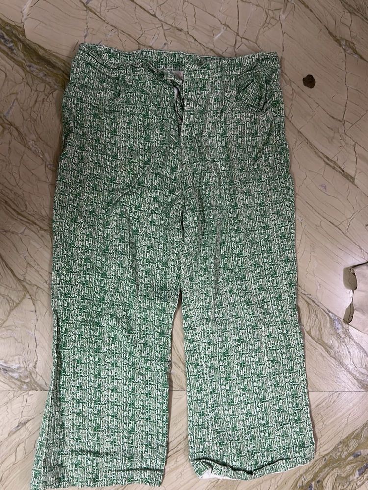 Green &amp; White Patterned Cropped Pants