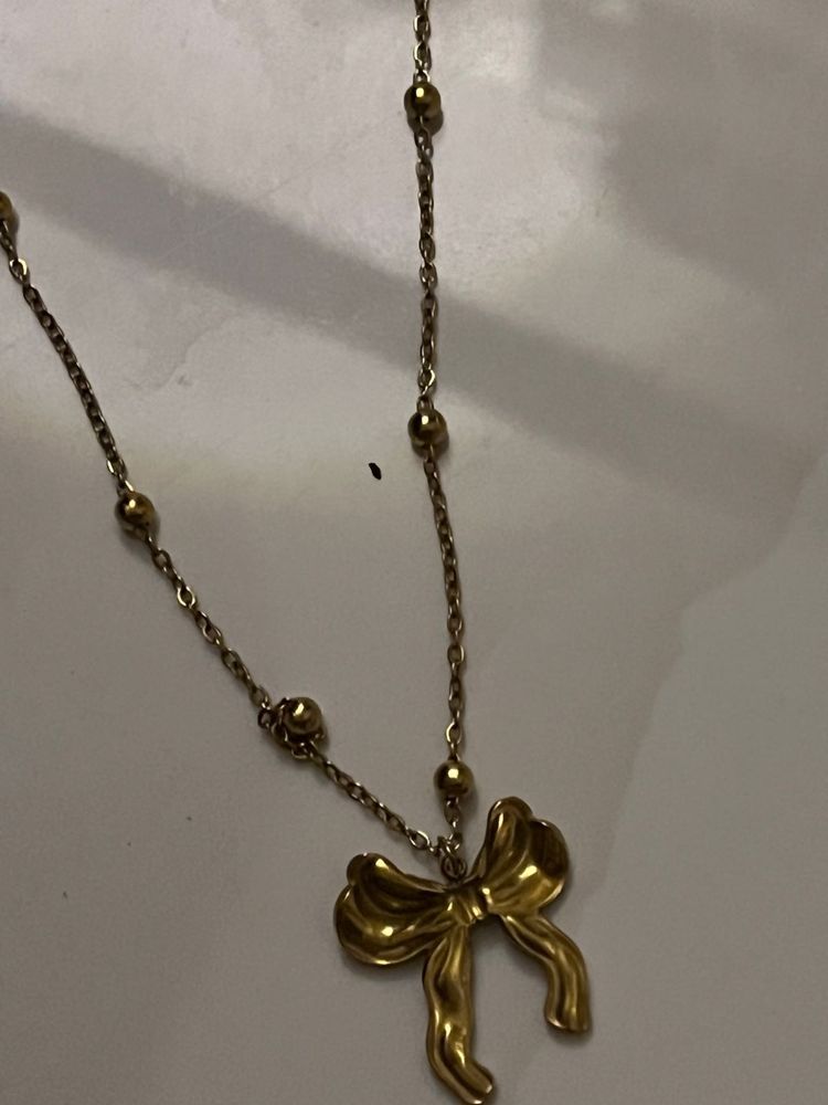 Gold Tone Bow Pendant Necklace