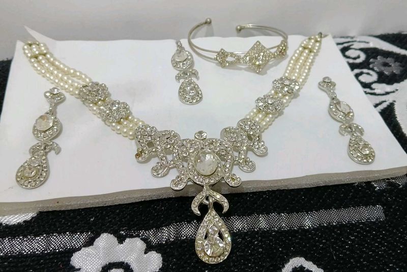 Pearl &amp; Crystal Jewelry Set
