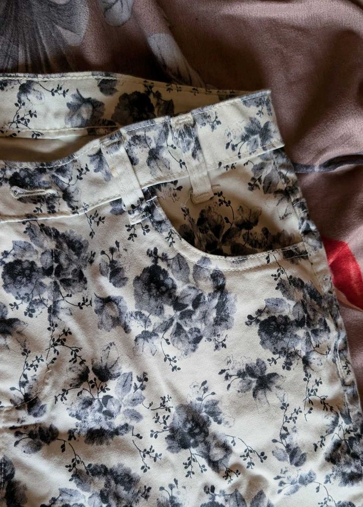 White Jeggings flowered