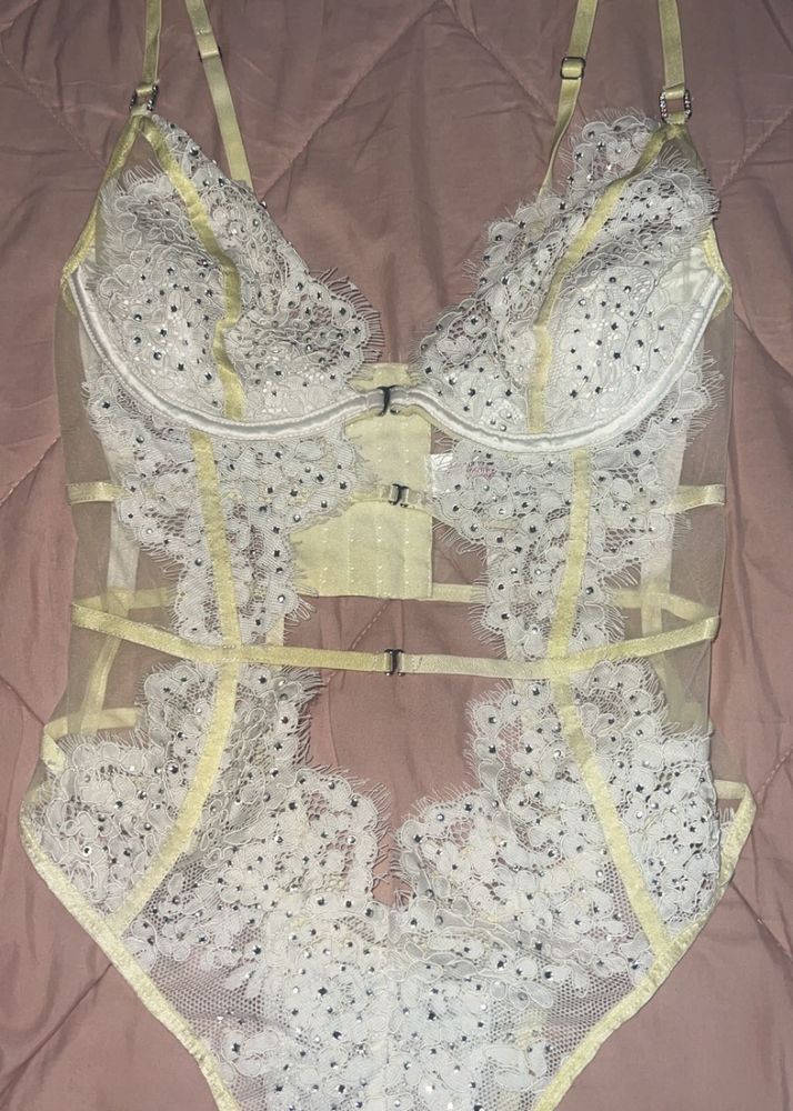 Embroidered Underwired Lace Bodysuit (Rare find 🌙