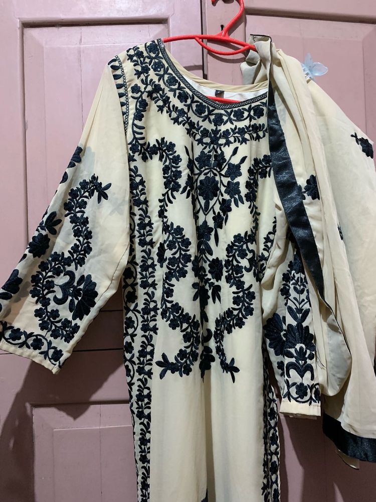 Elegant Embroidered Pakistani Kurta Set