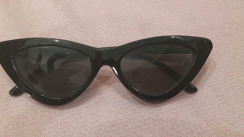 Bold Black Cat-Eye Sunglasses – Retro Chic