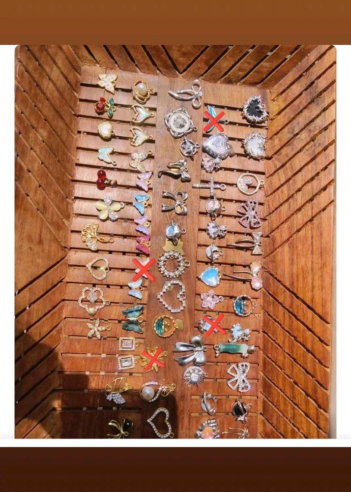 1 Chain And 4 Pendants