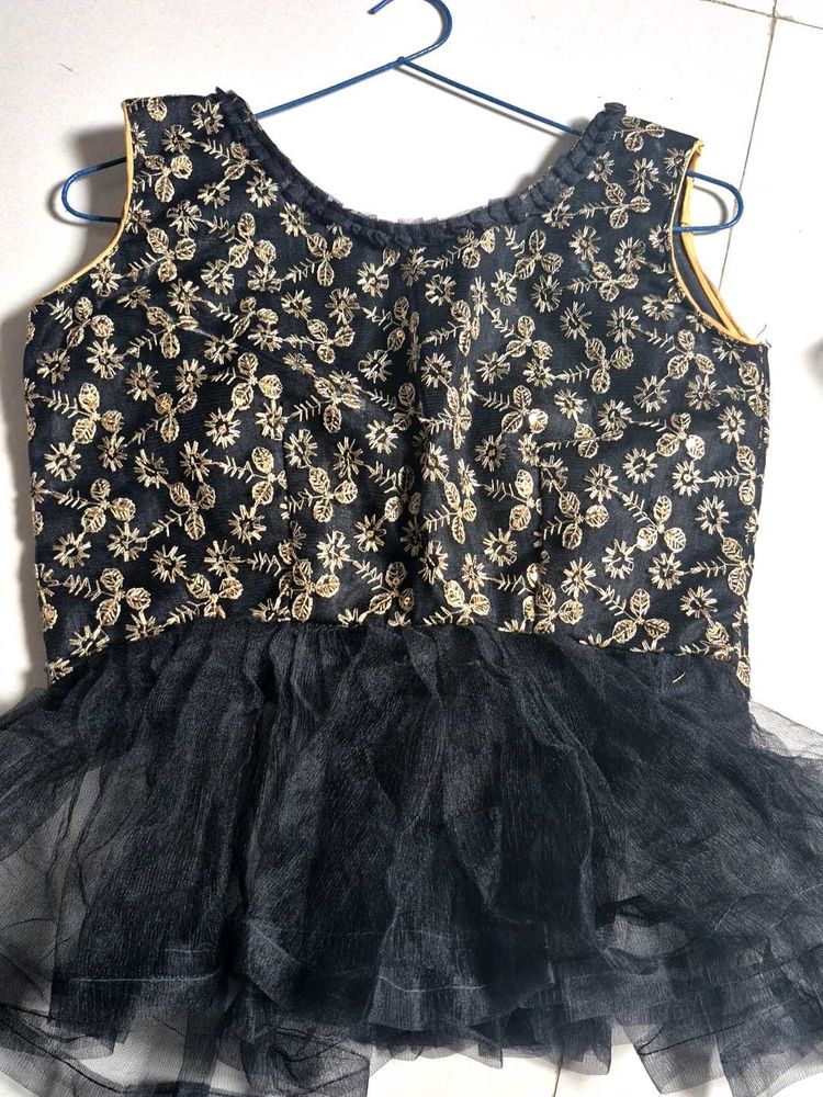 black paplum blouse and grey skirt